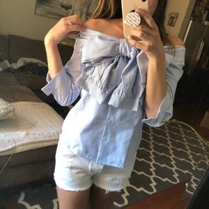 Relaxed off the shoulder bow top.